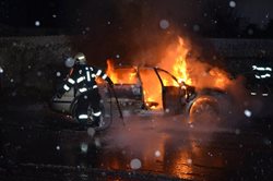   Na Kladensku ráno kvůli závadě na elektroinstalaci shořelo osobní auto 