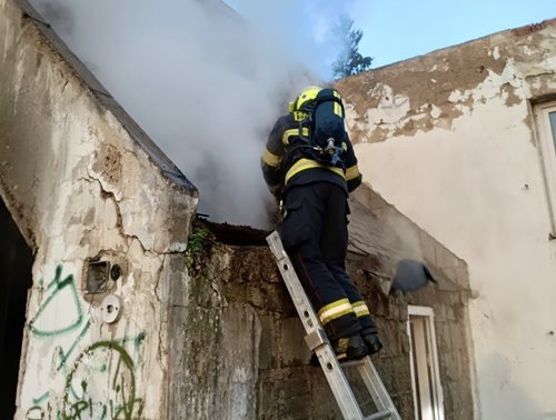 Požár opuštěného objektu měl zásadní následky pro okolí