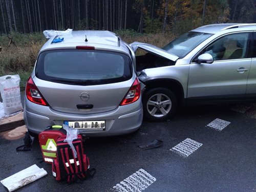 Po srážce osobních aut skončilo pět lidí v péči záchranářů