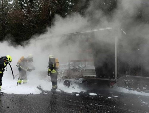 Požár dodávky způsobil chaos v provozu. Hasiči bojovali i s ledem a unikající naftou