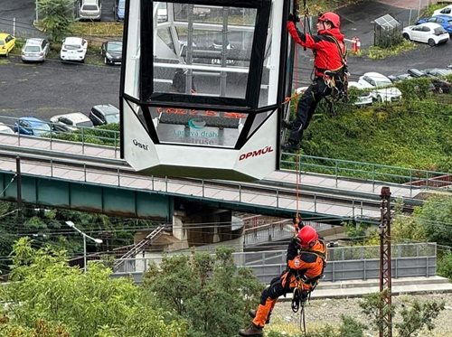 Hasiči nacvičovali evakuaci lidí z lanové dráhy