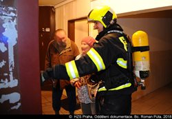 Při požáru v bytě obytného domu v pražském Karlíně hasiči evakuovali 26 osob