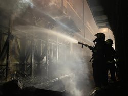 Požár pásového dopravníku v průmyslovém areálu v Lutíně