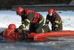 Hasiči cvičili záchranu na zamrzlé přehradě