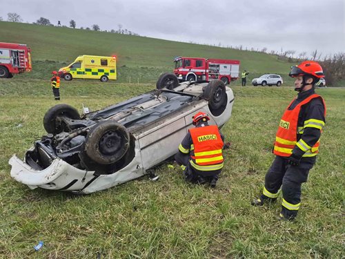 Převrácené auto způsobilo zranění. Zásah hasičů zabránil dalšímu riziku