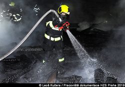 V Řeporyjích hořel dřevěný skanzen. U požáru zasahovali profesionální i dobrovolní hasiči
