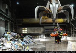 V Praze v noci do jímky odpadků ve spalovně spadl dělník, zachránili ho hasiči