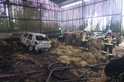 Plameny zničily osobní vozidlo, uskladněné balíky slámy a část seníku