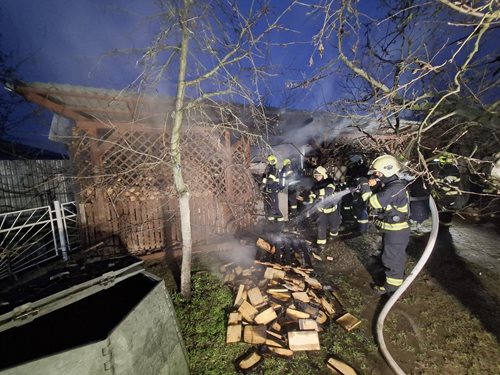 Hasiči varují: Palivové dřevo u udírny může způsobit požár