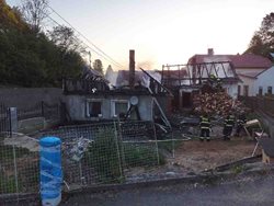 Pět jednotek hasičů likvidovalo požár domu