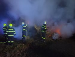 U požáru stohu slámy zasahovaly čtyři jednotky hasičů. Aktualizace.