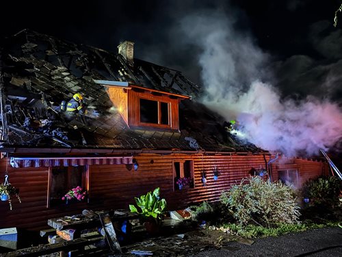 Noční požár domu zaměstnal hasiče, škoda přesáhla deset milionů
