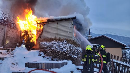 Požár chatky způsobil vysokou škodu, zásah trval několik hodin