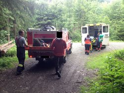 Zraněného muže transportovali hasiči pomocí terénního speciálu.