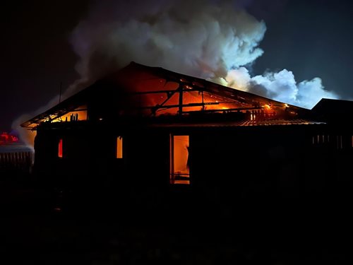 Požár střechy opuštěného objektu zaměstnal osm jednotek hasičů