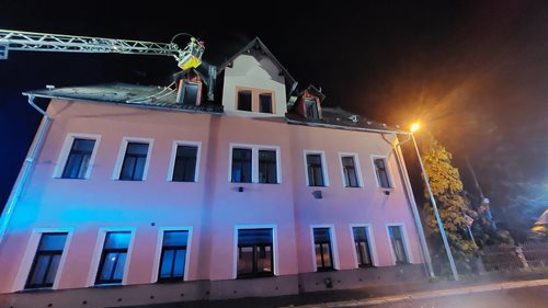 Noční požár střechy domu v Liberci, hasiči evakuovali 11 lidí a pět psů