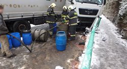 Z havarovaného kamionu zachytili hasiči na Královédvorsku 700 litrů nafty 