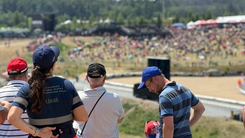 Tisíce fanoušků, tropické vedro a desítky zásahů. Záchranáři mají za sebou náročný víkend