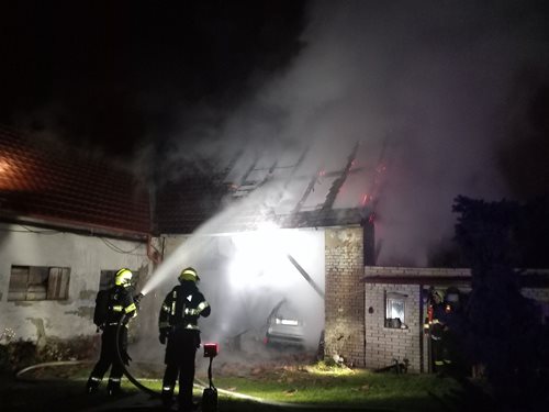 Vážný požár způsobil milionové škody a zranění hasiče
