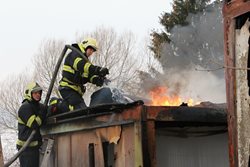 Požár chatky v Děčíně – Boleticích při kterém byl jeden člověk zraněn. 