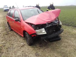 Vozidlo se zaklíněným řidičem v potoce