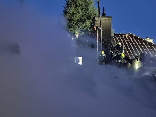 Rozsáhlý požár rodinného domu vyžádal zásah devíti jednotek hasičů