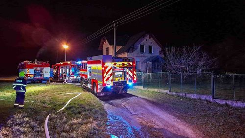 Noční požár ohrozil obytný dům