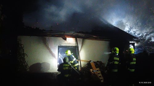 Hasiči zasahovali u nočního požáru kůlny, zabránili výbuchu