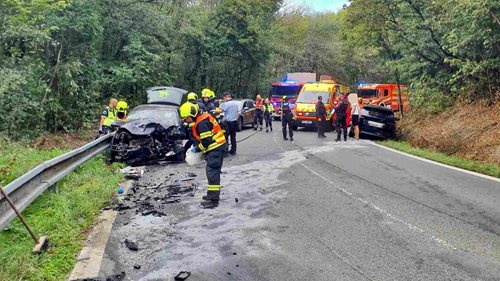 Po střetu dvou aut zůstali uvnitř dva zranění. Hasiči je museli vyprostit