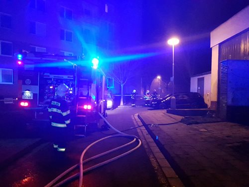 Hasiči našli při hašení bývalé kotelny v Kroměříži dvě mrtvé osoby.