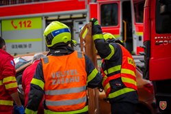 Po střetu osobního automobilu a kamionu v Hnojníku museli hasiči vyprostit jednoho z řidičů