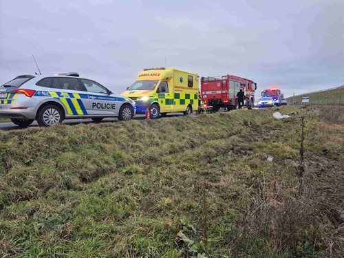 Střet dodávky s osobním vozem si vyžádal zranění a zásah hasičů