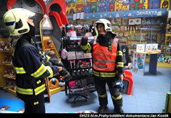 Požár v prodejně hraček v centru Prahy, příčinou byla technická závada