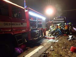 Havarovaného řidiče museli hasiči vyprošťovat. Aktualizace