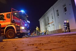 Motorka po nárazu do zábradlí a budovy začala ihned celá hořet. Motorkář nehodu nepřežil.