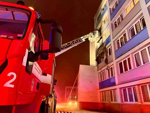 Noční požár na kolejích si vyžádal záchranu desítek osob