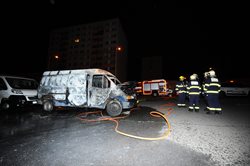 Dnes po půlnoci, při požáru dodávky na pražském Chodově došlo k poškození dalších dvou vozidel