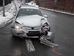 V Třebíči se střetl autobus s osobním vozidlem, hasiči likvidovali uniklé provozní kapaliny