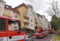 V Karlových Varech vyhořel podkrovní byt
