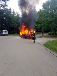 Osobní automobil kompletně zničily plameny