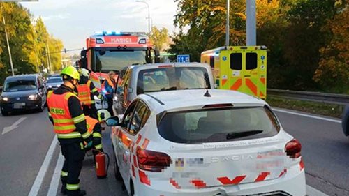 Tři auta havarovala během ranního provozu. Doprava byla svedena do jednoho pruhu