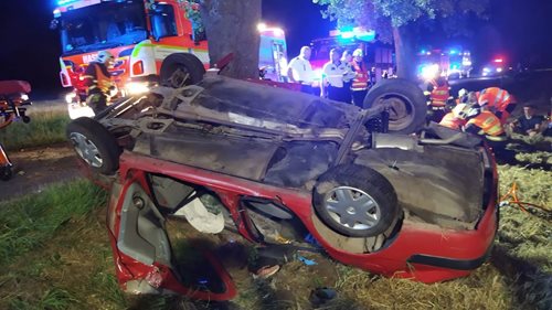 Hasiči vyprostili z vozu pět zraněných osob