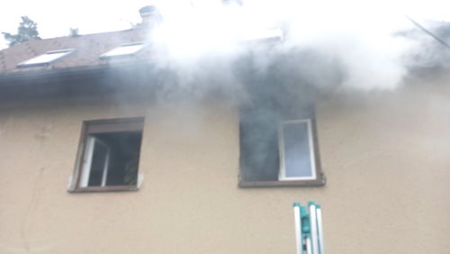 Tragický požár rodinného domu . Hasiči uvnitř našli člověka bez známek života