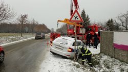 Čerstvý sníh a místy ledovka potrápily ve čtvrtek ráno řidiče