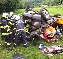 Střet osobního vozidla s vlakem, řidičku museli hasiči vyprostit