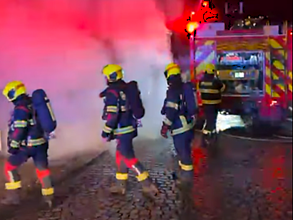 Požár ve sklepě zaměstnal hasiče a vyžádal si zásah v dýchací technice