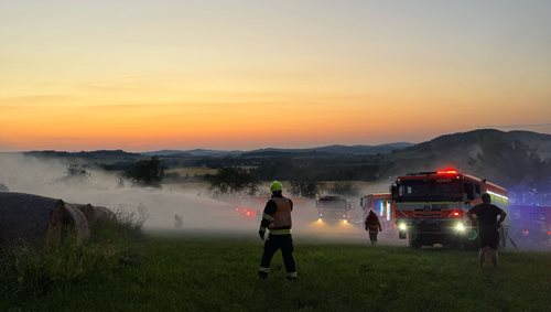 Noční požár balíků slámy zaměstnal hasiče i německé kolegy. Pomohl také dron s termokamerou