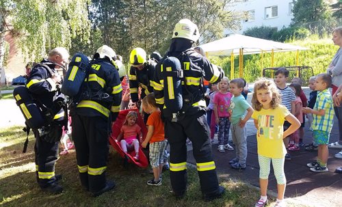 Požár v kuchyňce mateřské školky. Dvě osoby museli hasiči zachránit