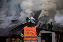 Plameny zachvátily chalupu v Orlických horách