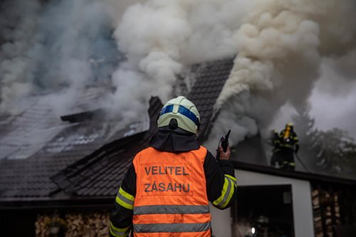 Plameny zachvátily chalupu v Orlických horách